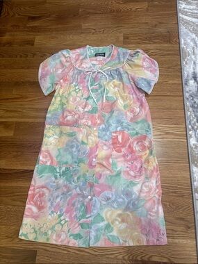 Vintage Pastel Floral snap Front house dress lace trim neck short sleeve pockets